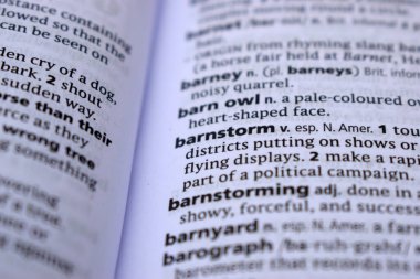 İngilizce Tanımlama Sözlük Sayfası - Barnstorm Sözcüğünün Yazılı Sözcüğünün Kapanışı
