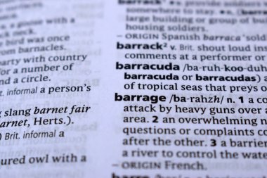 İngilizce Sözlük Sayfasını Kelimeyle Kapat - yaylım ateşi