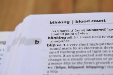 İngilizce Sözlük Sayfasını Sözcükle Kapat - göz kırpma