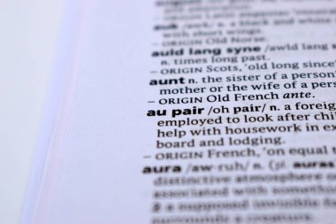 İngilizce Sözlük Sayfası - au çiftinin Sözcüğüyle Kapat