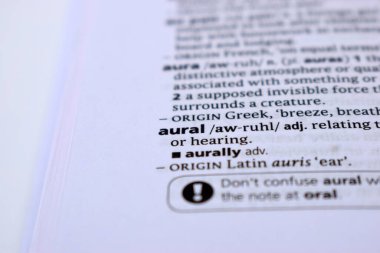 İngilizce Tanımlama Sözlüğü Sayfası - Aural Sözcüğünün Yazılmış Sözcüğünün Kapanışı