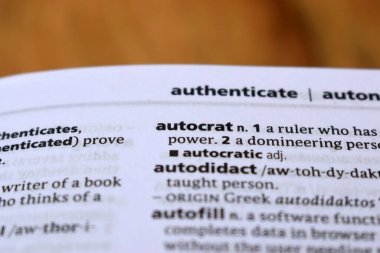 İngilizce Sözlük Sayfasını Kelimeyle Kapat - Otokrat