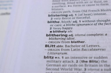 İngilizce Tanımlama Sözlüğü Sayfası Boşboğazlığın Yazılmış Kelimesinin Kapanışı