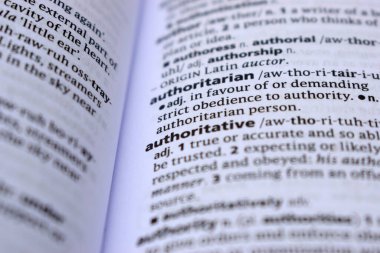 İngilizce Tanımlama Sözlüğü - Otoriter Kelimenin Yazılı Sayfasını Kapat