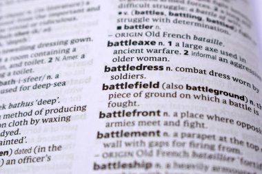 İngilizce Sözlük Sayfası Savaş Elbisesi Sözcüğüyle Kapat