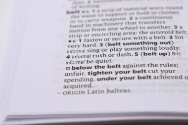 İngilizce Tanımlama Sözlüğü Sayfası Belden Altındaki Yazılı Kelimenin Kapanışı