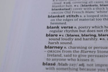 İngilizce Sözlük Sayfasını Kelimeyle Kapat - blare