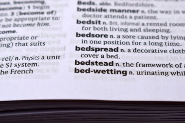 İngilizce Sözlük Sayfası Yatak örtüsü Sözcüğüyle Kapat