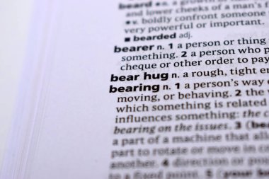 İngilizce Sözlük Sayfasını Kelimeyle Kapat - Ayı kucaklaması