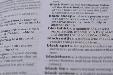 İngilizce Sözlük Sayfasını Kelimeyle Kapat - Siyah Gömlek