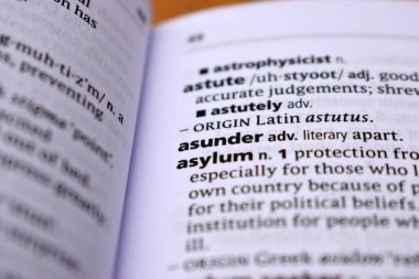 İngilizce Sözlük Sayfasını Kelimeyle Kapat - parçala