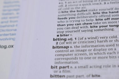 İngilizce Tanımlama Sözlüğü Sayfası Isırmanın Yazılı Sözcüğünün Kapalı Sayfası