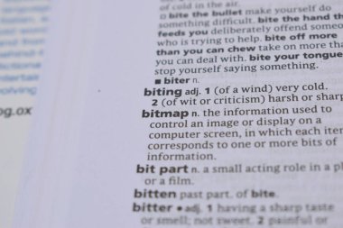 İngilizce Sözlük Sayfasını Kelimeyle Kapat - ısırma