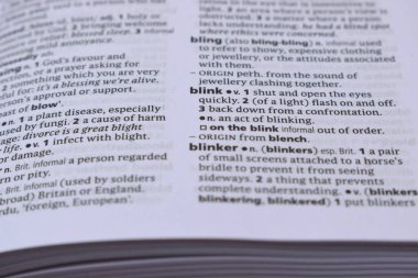 İngilizce Tanımlama Sözlüğü Sayfası - Blink Sözcüğünün Yazılı Sayfasını Kapat