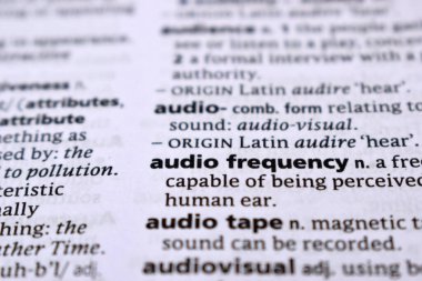 - audio Frekansının Yazdırılmış Kelimesinin İngilizce Tanımlama Sözlüğü Sayfasını Kapat