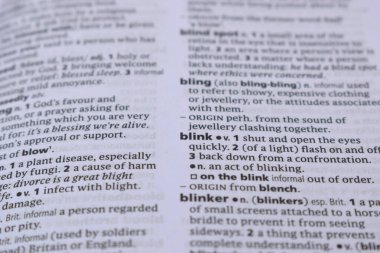 İngilizce Sözlük Sayfasını Sözcükle Kapat - göz kırp