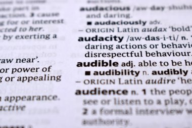 İngilizce Sözlük Sayfasını Kelimeyle Kapat - duyulabilir