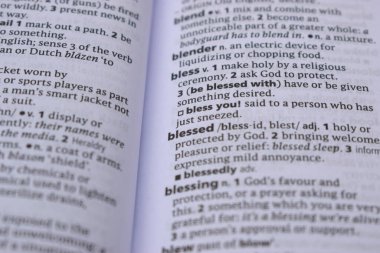 İngilizce Sözlük Sayfasını Kelimeyle Kapat - Kutsanmış