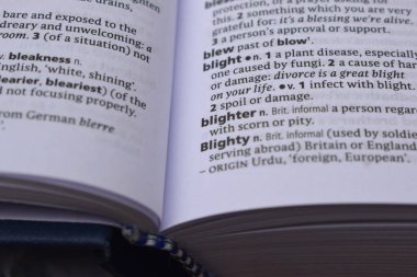 İngilizce Sözlük Sayfasını Kelimeyle Kapat - alçak