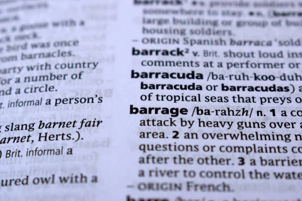 İngilizce Sözlük Sayfasını Kelimeyle Kapat - yaylım ateşi