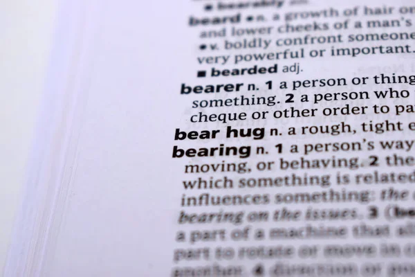 İngilizce Tanımlama Sözlüğü Yazılı Kelimenin Kapalı Sayfası - Ayı kucaklaması