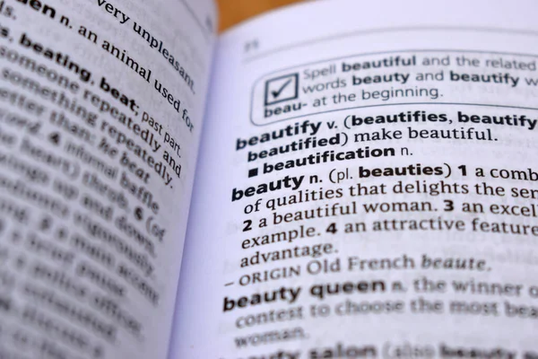 İngilizce Tanımlama Sözlüğü Sayfası Güzelliğin Yazılı Sözcüğünün Kapanışı