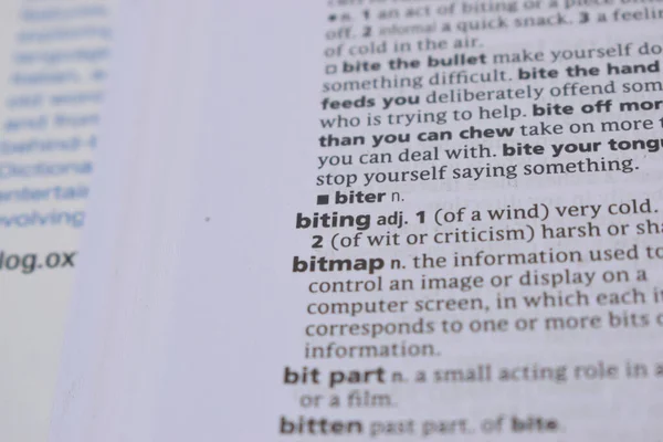 İngilizce Tanımlama Sözlüğü Sayfası Isırmanın Yazılı Sözcüğünün Kapalı Sayfası