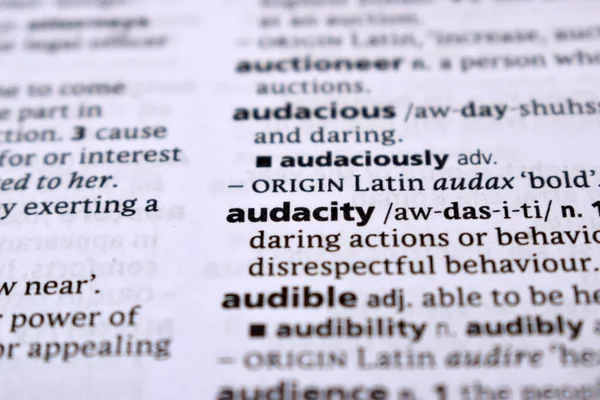 İngilizce Tanımlama Sözlüğü Sayfası Küstahlığın Yazılmış Sözcüğünün Kapanışı