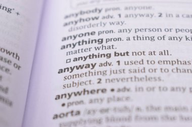 İngilizce Tanımlama Sözlüğü Sayfası Yazılmış Kelimenin Kapat - Her neyse