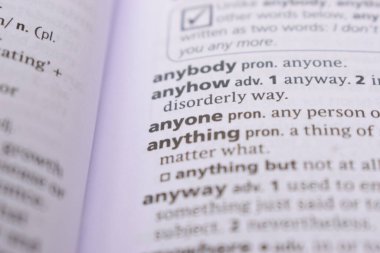 İngilizce Sözlük Sayfasını Kelimeyle Kapat - herhangi biri