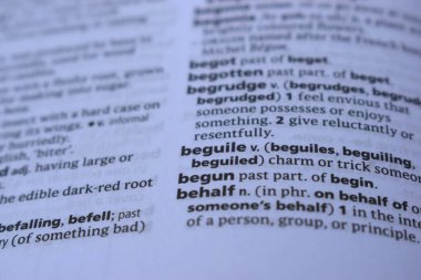 İngilizce Tanımlama Sözlüğü Sözlüğü Sözcüğünün Yazılı Sözcüğünün Kapalı Sayfası - aldatıcı