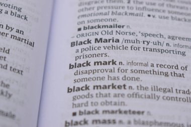 İngilizce Tanımlama Sözlüğü Sayfası - siyah İşaretin Yazılmış Sözcüğünün Kapanışı