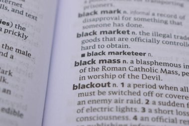 İngilizce Sözlük Sayfası - siyah kütle sözcüğüyle kapat