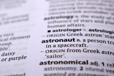 İngilizce Sözlük Sayfası Astronot Sözcüğüyle Kapat
