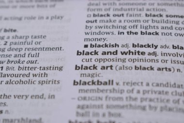 İngilizce Tanımlama Sözlüğü Sayfası - Siyah ve Beyaz Sözcüğün Kapalı Sayfası