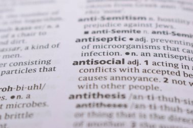 İngilizce Tanımlama Sözlüğü Sayfası - Antisosyal Sözcüğün Yazılmış Sözcüğünün Kapanışı