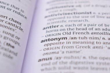 İngilizce Sözlük Sayfası - Karşıtlık Sözcüğüyle Kapat