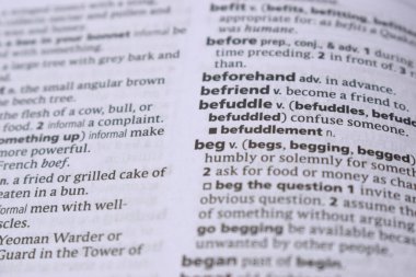 İngilizce Tanımlama Sözlüğü Sayfası - Dilenmenin Yazılı Sözcüğünün Kapanışı