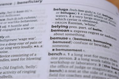 İngilizce Sözlük Sayfasını Sözcükle Kapat - kötüleme