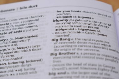 İngilizce Sözlük Sayfası - Çok Eşlilik Sözcüğüyle Kapat