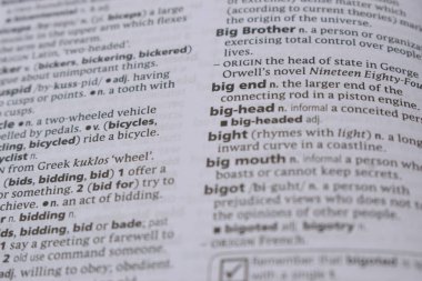 İngilizce Sözlük Sayfası Büyük Kafanın Sözcüğüyle Kapat