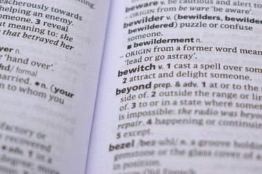 İngilizce Sözlük Sayfasını Kelimeyle Kapat - büyüle