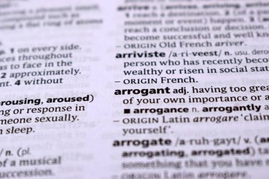 İngilizce Sözlük Sayfası Kibirli Sözcüğüyle Kapat