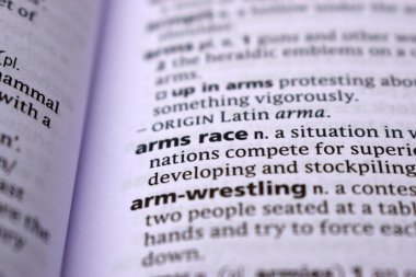 İngilizce Sözlük Sayfası Silahlanma Yarışı Sözcüğüyle Kapat