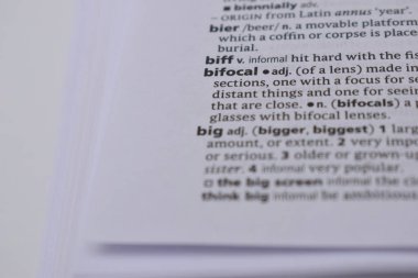 - bifokal kelimenin İngilizce Tanımlama Sözlüğü Sayfasını Kapat