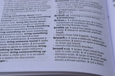 İngilizce sözlük sayfası - broach kelimesinin anlamı ile kapat