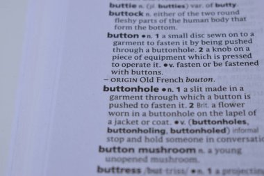 İngilizce sözlük sayfası - düğme deliğinin anlamı ile kapat