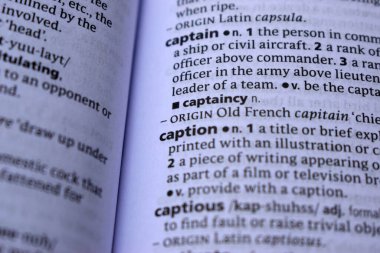 İngilizce Tanımlama Sözlüğü 'nün Kapalı Sayfa Sözcüğü - Kaptanlık