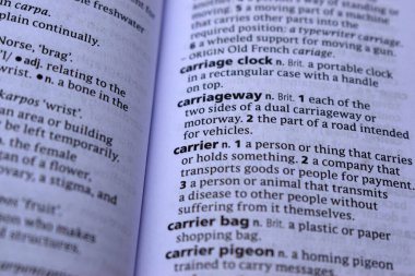 İngilizce Sözlük Sayfası Taşıyıcının Anlamı Sözcüğünü Kapat