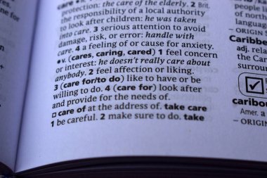 İngilizce Tanımlama Sözlüğü 'nün Yazdırılmış Sayfa Sözcüğünü Kapat - dikkat